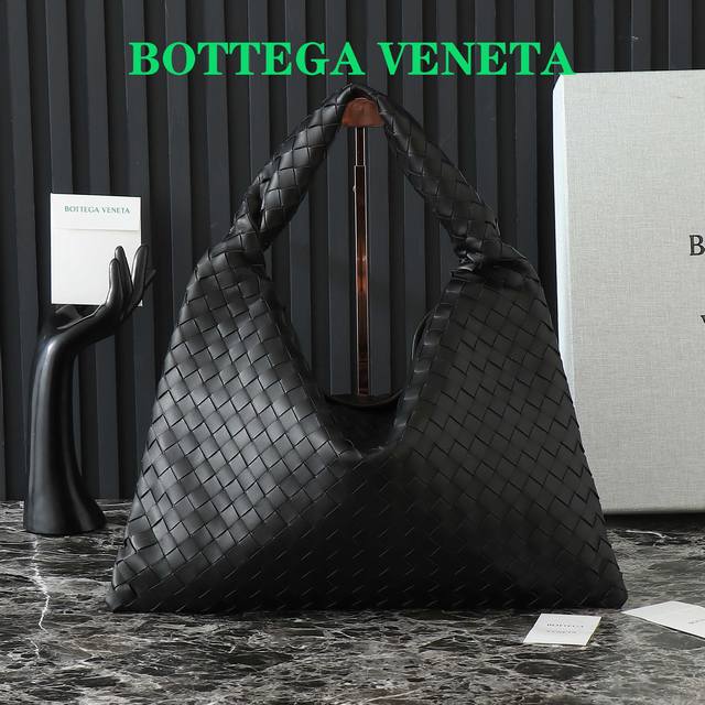 Bv's new medium 46cm Hop series handbag is angular, flexible and fashionable. In