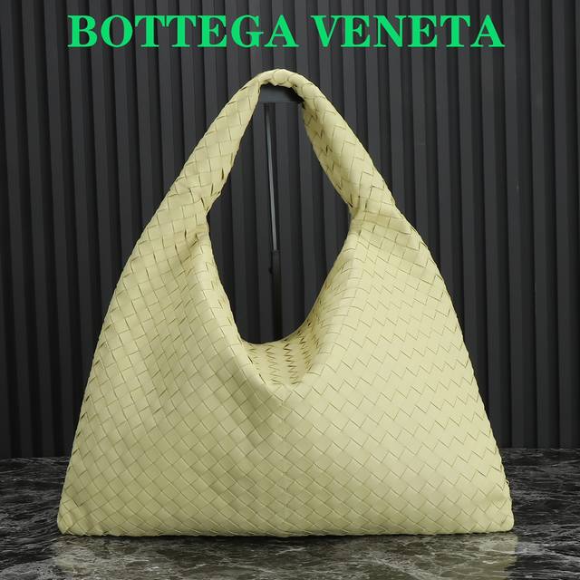Bv's new large-size Hop is truly special. Bottega Veneta returns to its classic