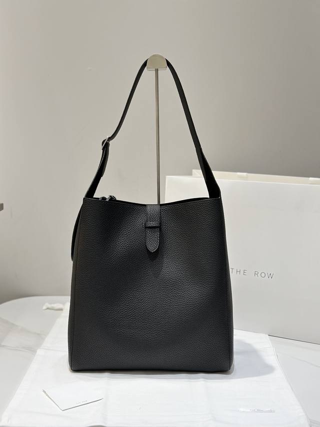 The R0W new Hobo is synonymous with simplicity and luxury. The new lychee-grain