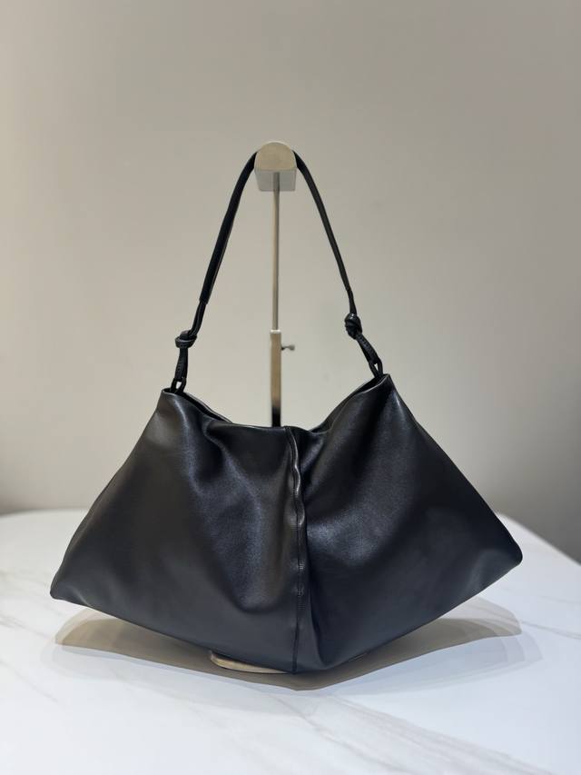The Ro* Samia series underarm bag features imported vegetable-tanned goat leathe