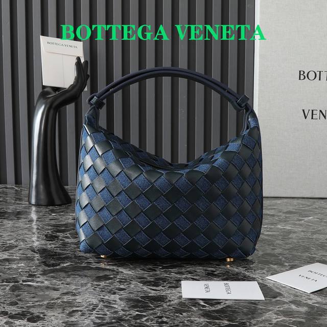 Denim Bv has released a new bag, the Wallace lunchbox bag. The handle bag can be