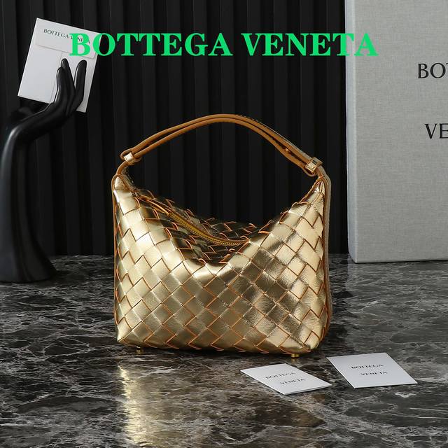 Bv has released a new bag, the Wallace lunch box bag with a small crackle patter