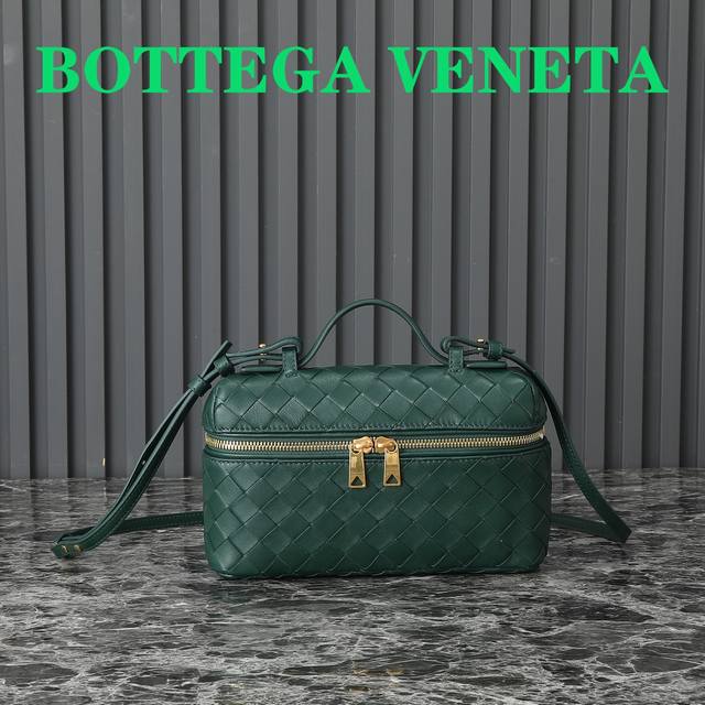 Bottega Veneta has released another popular cosmetic bag, still using the brand'