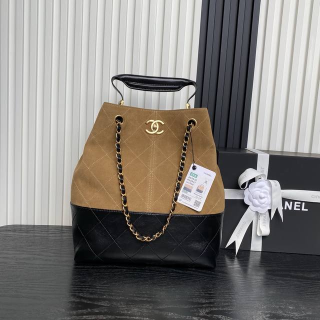Chanel Suede Hard Edition 25A Haute Couture As5636 Hobo. Casual and elegant, wit