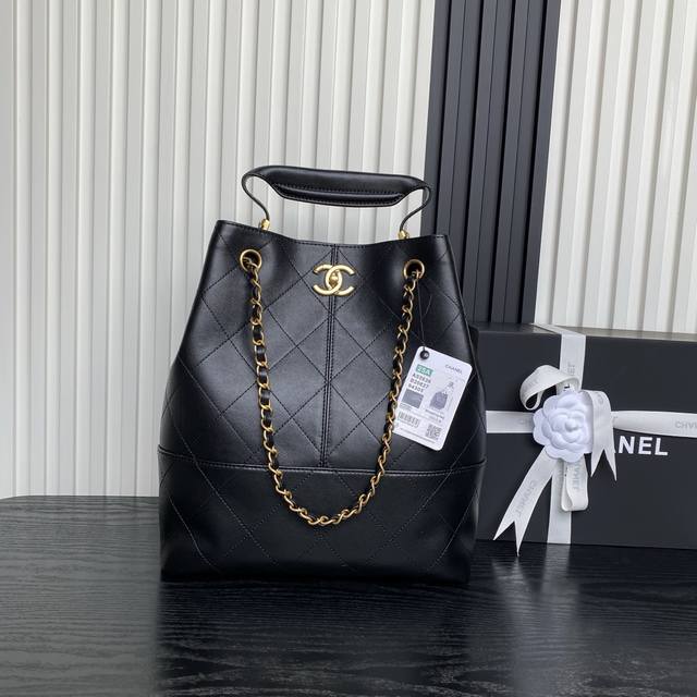 Chanel 25A Haute Couture As5636 Hobo. Casual and elegant, with a unique quilted