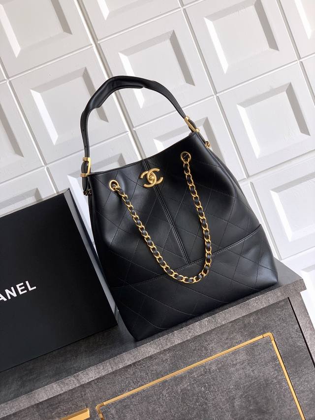 Ohanel's new vertical leather 563625A series bag has arrived. This simple and el