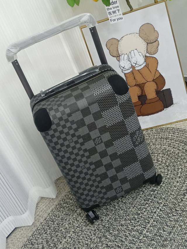 High quality Black and white checkered size: 36*50*19cm Capacity: 28 liters Weig