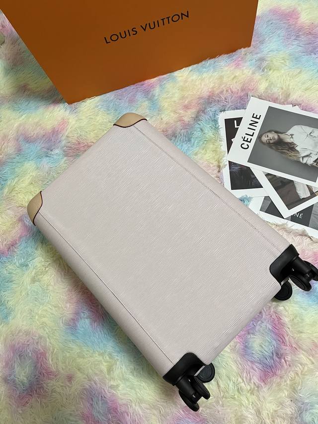 This high-end LV luggage features color-changing leather, a customs lock, univer