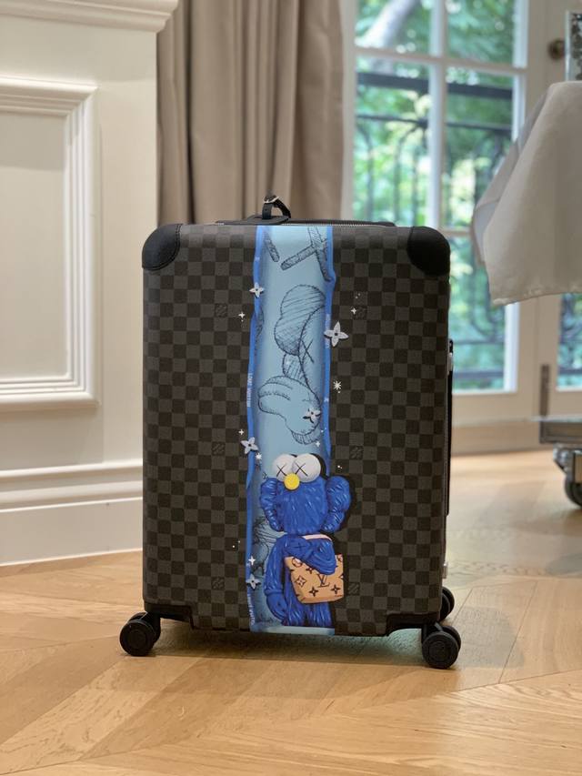 Louis Vuitton - Horizon four-wheeled trolley case, 55cm. Dimensions: 38 x 55 x 2