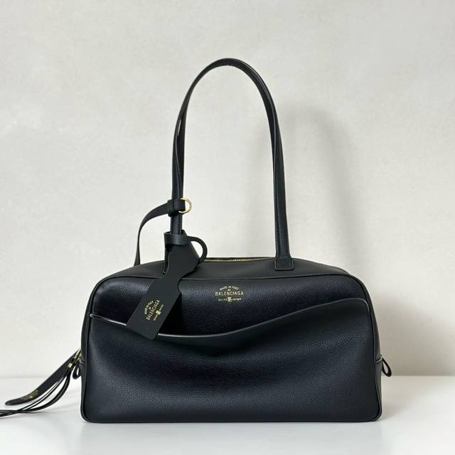 Balenciaga Carrie medium full leather bowling handbag size: length 35.8
