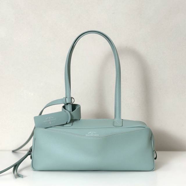 Balenciaga Carrie small mint green full leather bowling handbag size: length 30.