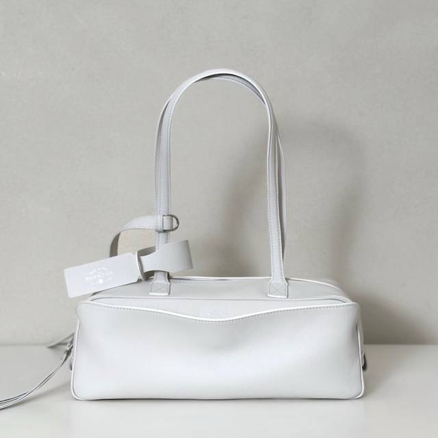 Balenciaga Carrie small white full leather bowling handbag size: length 30.9