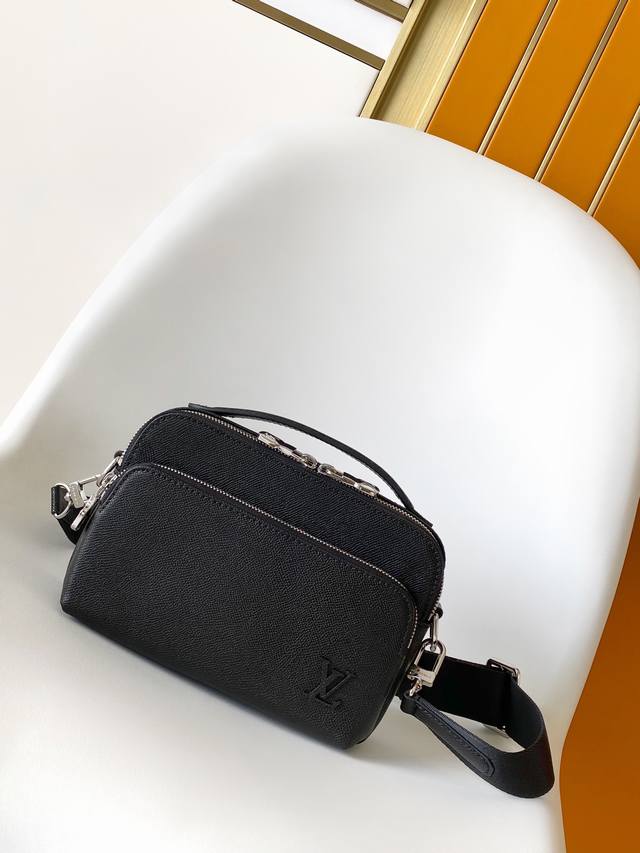 M11657 Saffiano leather, premium original chip. This compact Avenue messenger ba