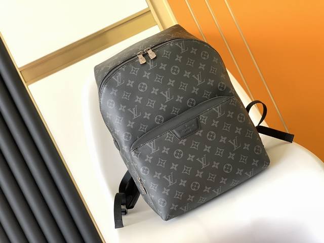 163C01 Exclusive photo of chip M43186! Casual yet sophisticated, this Apollo bac