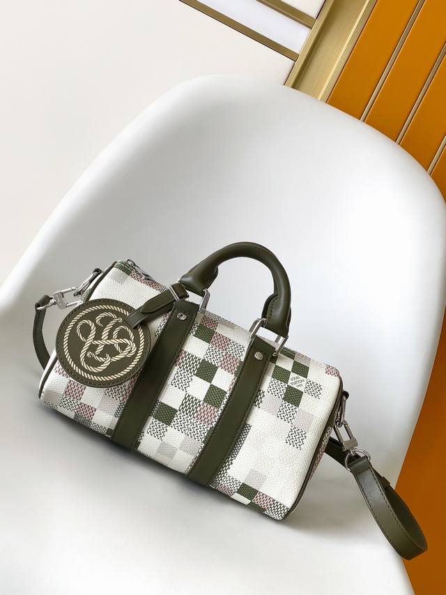 Dynamic Chip Premium Original M00105 Gradient Plaid Pillow Bag. This Keepall 25