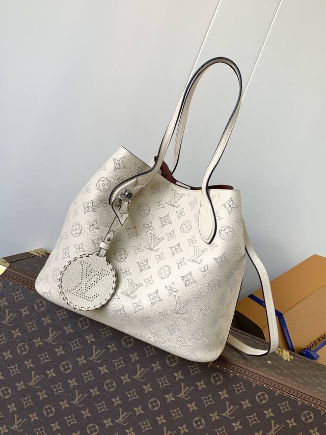 Premium original, top-grain cowhide leather. M21850 Cream White, M21851 Black, M