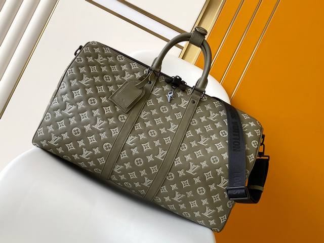 Top original dynamic chip M12504 This Keepall 50 travel bag is made of calf leat