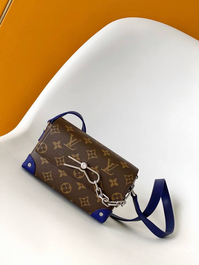 M12810 Blue Premium Original Dynamic Chip. This Steamer Mini Bag is crafted from