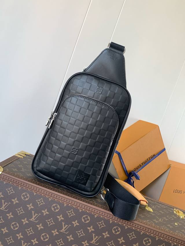 N45303 Black embossed, premium original. This Avenue shoulder bag features a cla