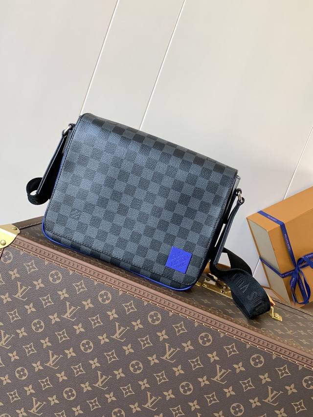 Premium Original Single Code Chip M00085 This District Small Messenger Bag is cr