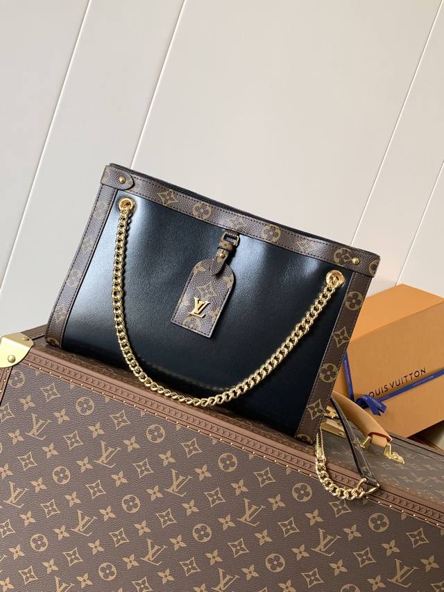 top-quality original, variable chip M131402025. The Nova small handbag, launched