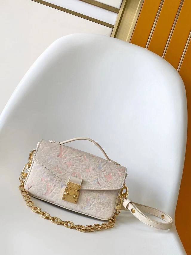 Exclusive photo of M46595 and M25682 gradient colors. This Pochette M