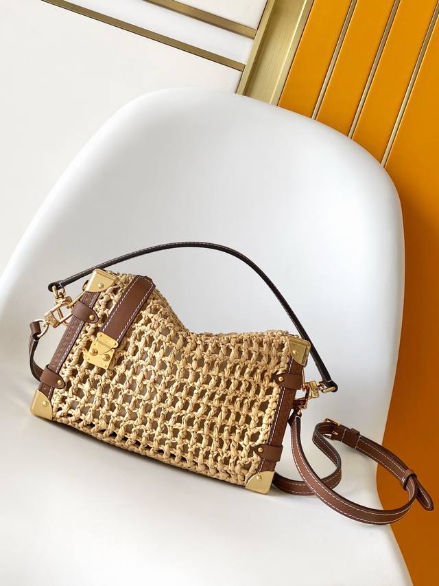 M14405 Top Original Single Dynamic 163 This Side Trunk Medium Handbag embodies t