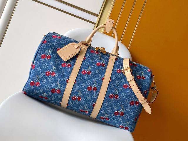 M13875 Denim Cherry 163C01 Dynamic Chip. This Keepall Bandouli