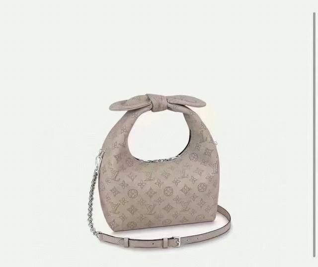 M20700 Beige M20701 Apricot M20703 Black The Why Knot Small Handbag is crafted f