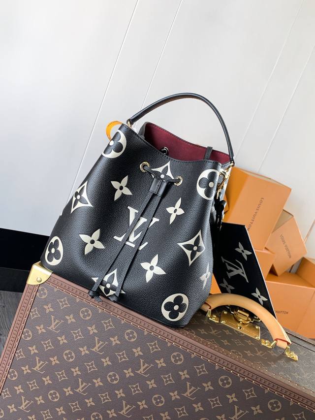 variable-coding chip, custom-made top-grain cowhide (M45497 in black and M45555
