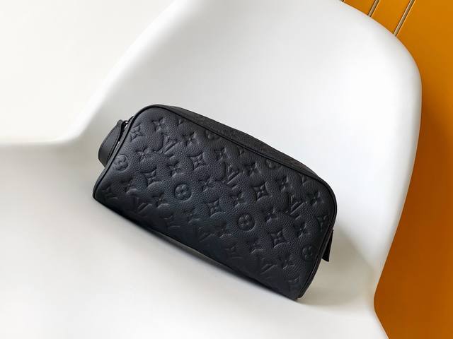 Premium Original M59478 Black M11497 Blue This Dopp Kit is crafted from fine-gra