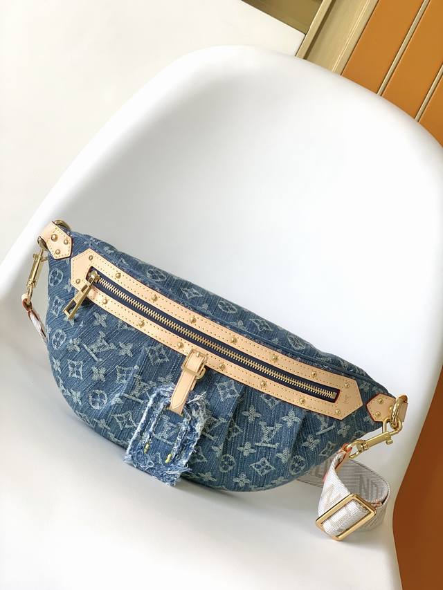 2630 Denim M46837 The definition of casual chic: This high-rise bag is made from