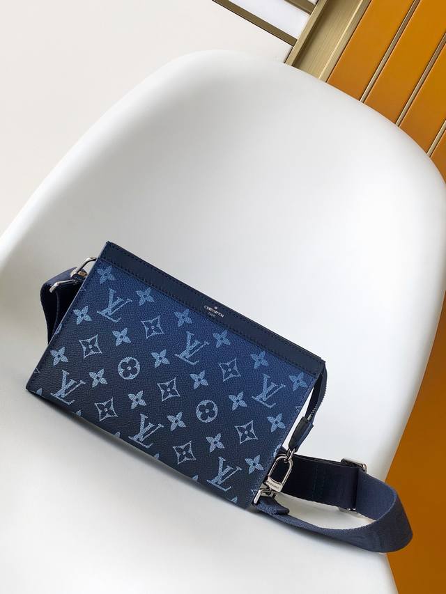 M81124 Alpha Wearable Wallet with a gradient blue chip is crafted from Monogram