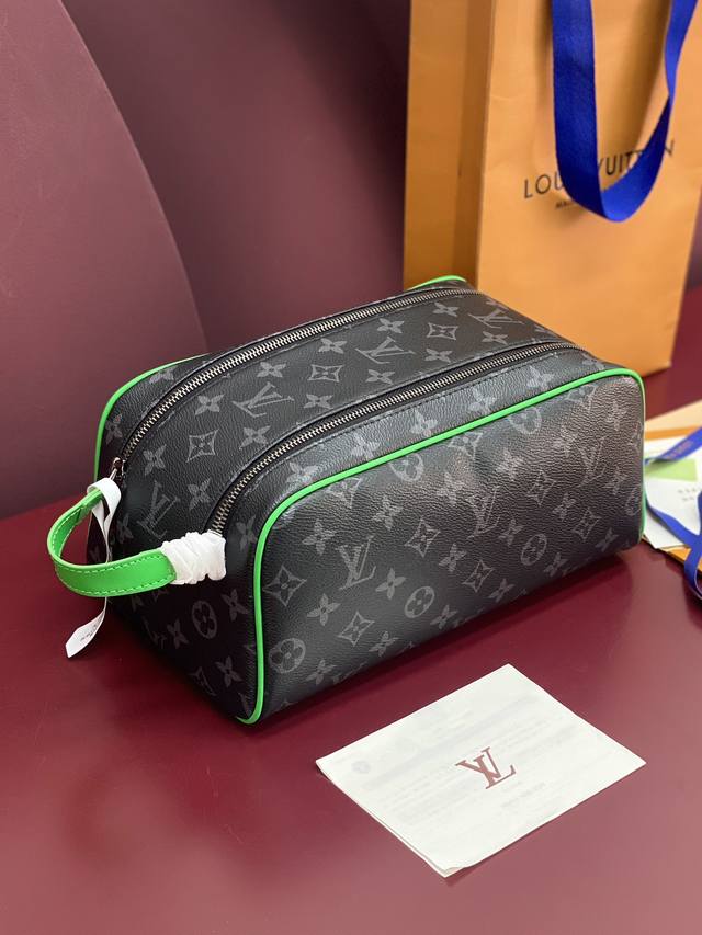 Factory Price: P M15246 Black Floral Green! Chip Edition! This season's new Dopp