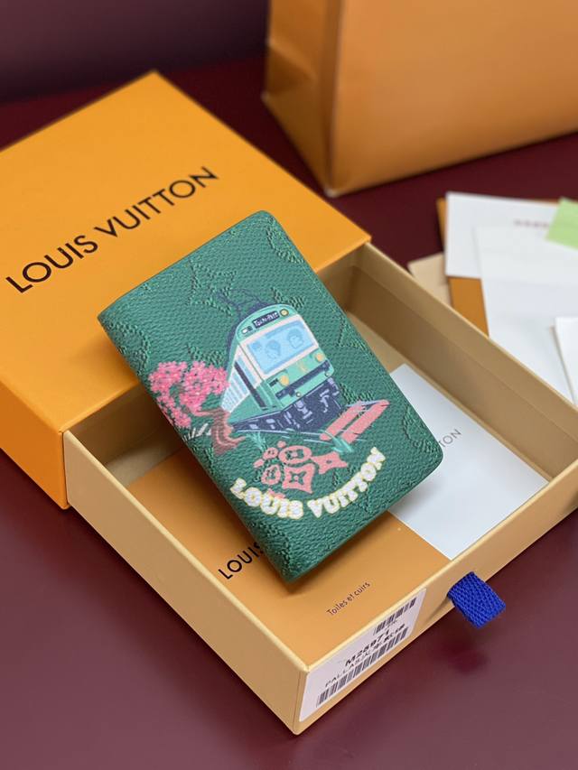 Factory Price: P M25971 Train Green! This versatile pocket wallet is crafted fro