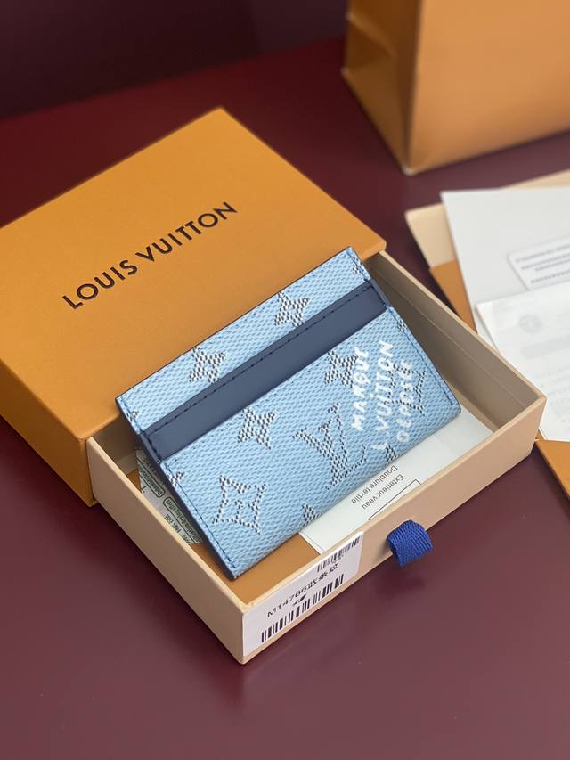 Factory Price: P M14766 Blue Stripes! This double-sided business card holder, cr