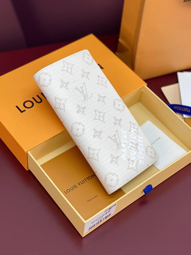 Factory Price P M15156 White Stripes! Brazza Wallet! This Brazza Wallet features