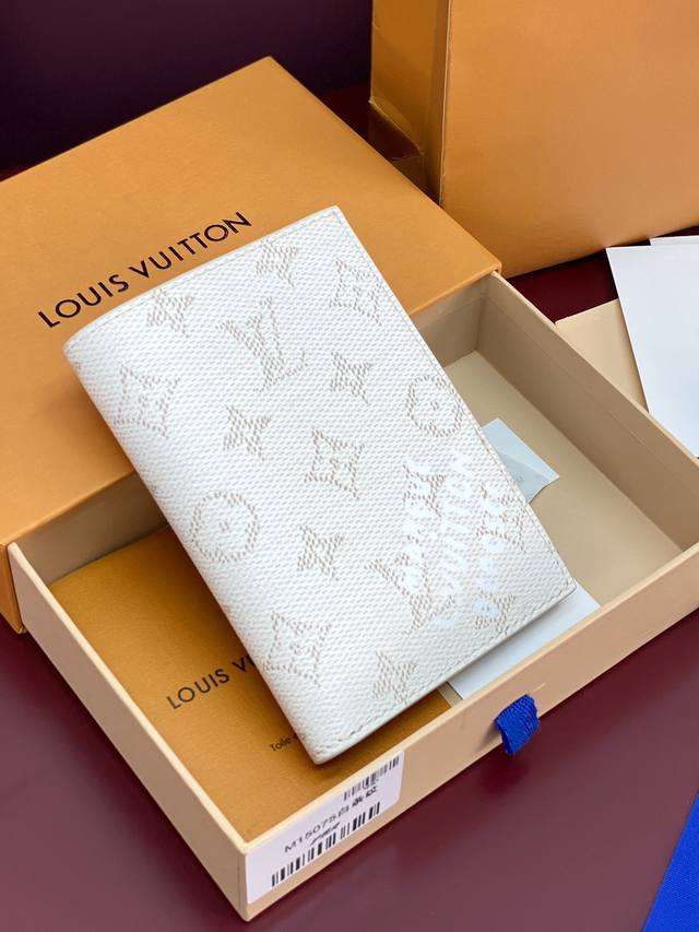 Factory Price P M15075 White Stripes! Passport Holder! This passport holder feat