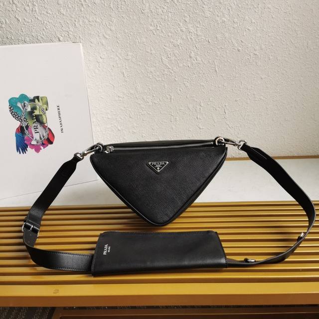 s top-of-the-line, original, new Gemini bag 2Vh157. This Gemini bag is crafted f