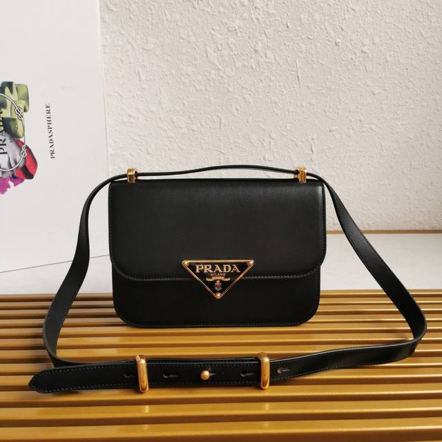 the new P-branded Stewardess Bag, 1Bd320 Plain, has arrived! This instantly reco
