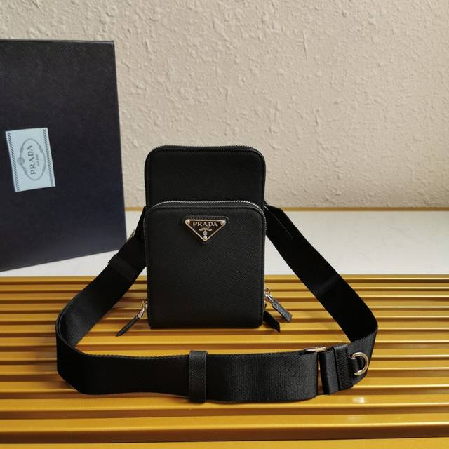 Top-of-the-line, original, new phone bag 2Zh126. This bag is crafted from cross-