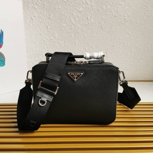 Top-of-the-line, original, new camera bag 2Vh069. This Brique handbag is crafted