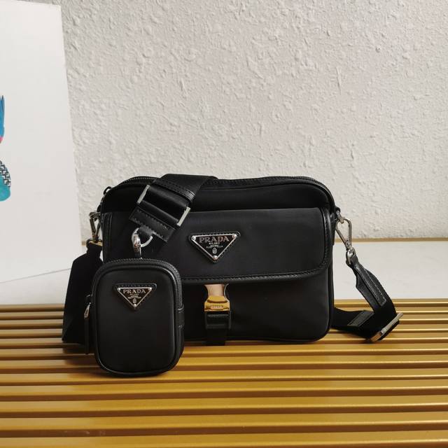 top original new messenger bag 2Vh133 This crossbody bag is made of imported nyl