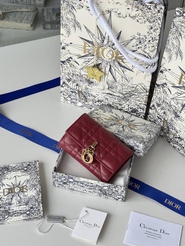Reference: S0966Onmj_M413 Dimensions: 11 x 7.5 x 2.5 cm This My Dior Glycine wal