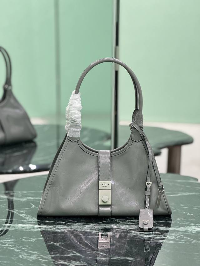This spring/summer new catwalk style features imported waxed leather, premium ha