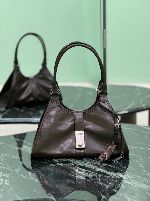 Spring/Summer new small size. This catwalk style features imported waxed leather