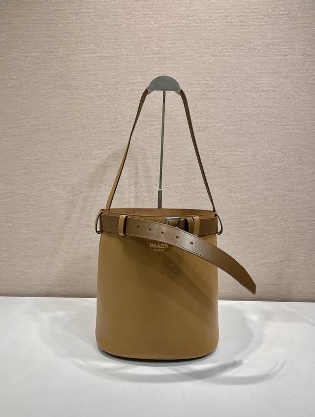 Premium Original New Bucket Bag 1Be085 This stylish bucket bag reinterprets the