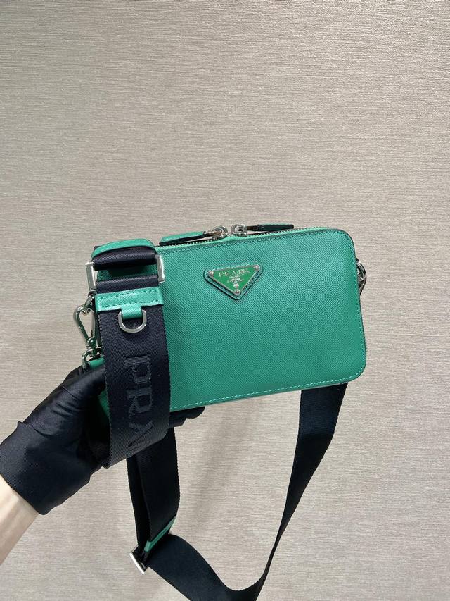 Premium Original New Messenger Bag 2Vh173 New Crossgrain Color. This Brique hand