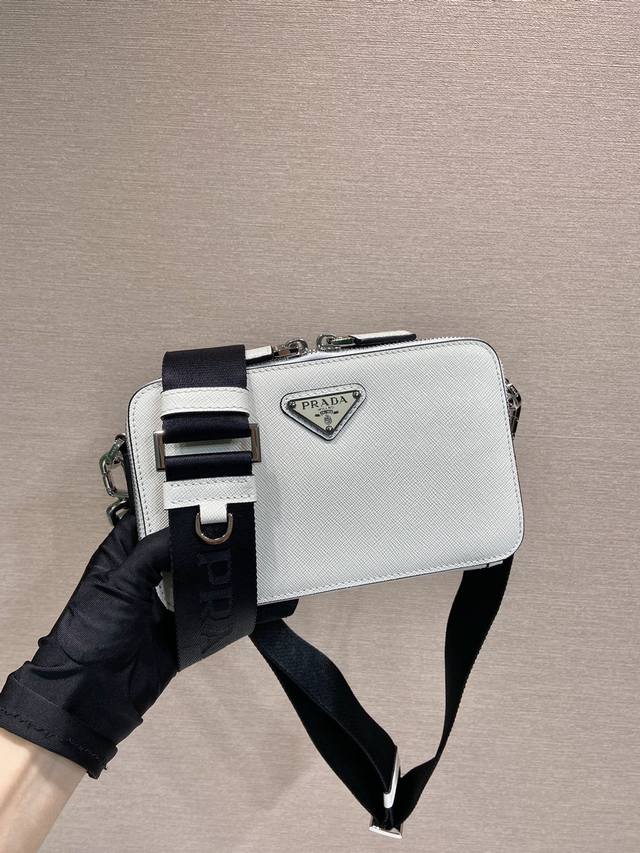 Premium Original New Messenger Bag 2Vh173 Crossgrain. This Brique handbag featur