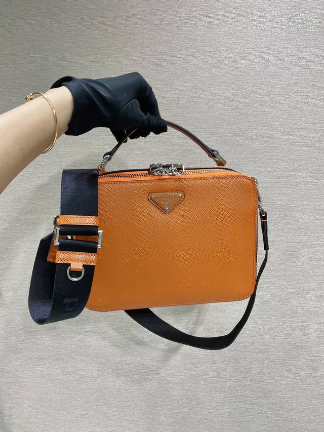 Premium Original Upgraded Plate 2Vh069 This Brique handbag is crafted from Saffi